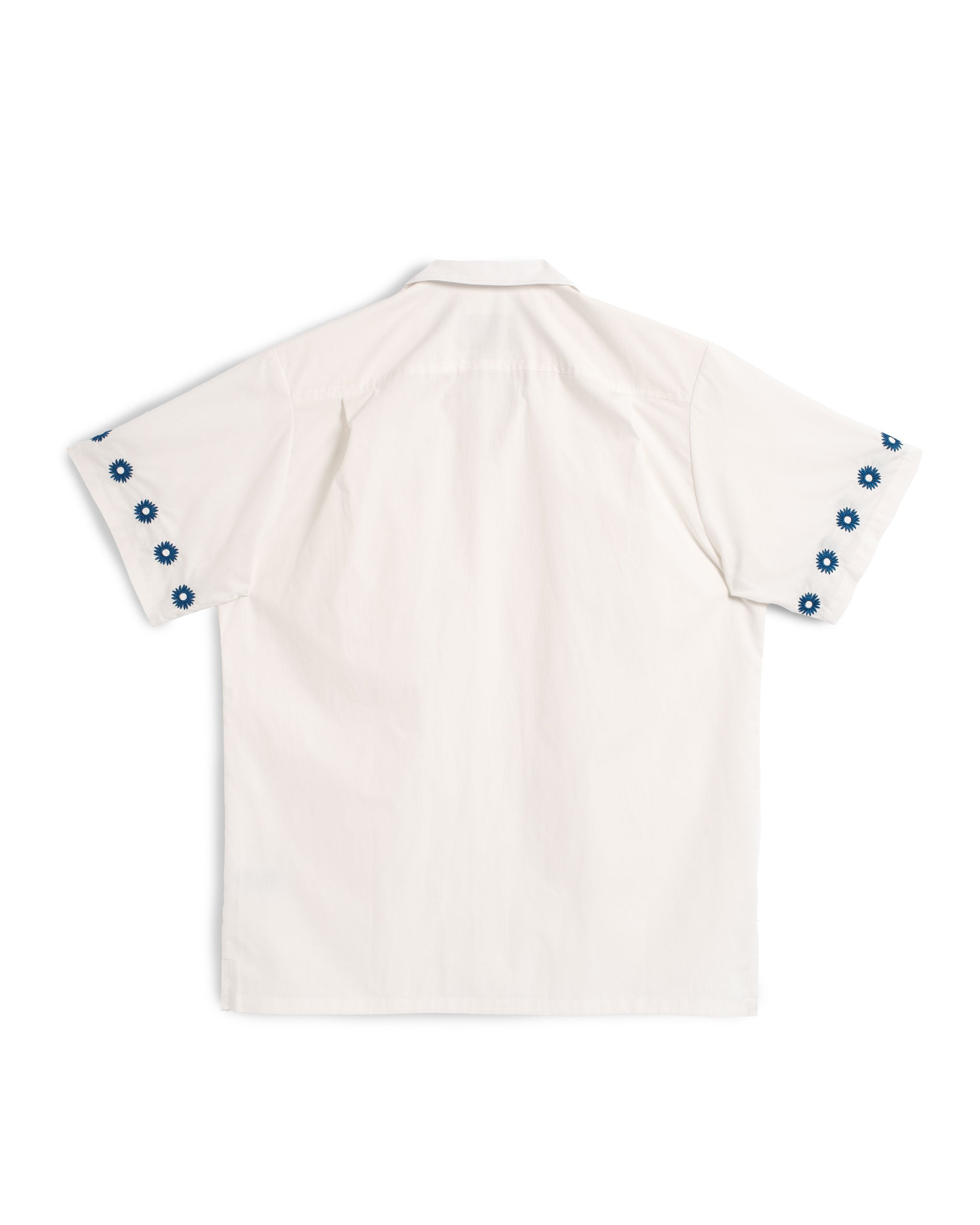 Camisa de campamento con margaritas bordadas en blanco